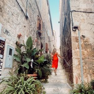 Meet your Posher, Lara